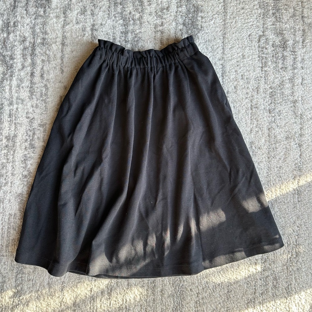 NWOT Uniqlo Girl’s Black Knee Length Skirt, Age 7-8, 98% Cotton 2% Spandex